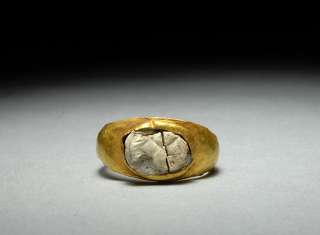 An attractive, genuine, Ancient Roman gold finger ring, set with agate 