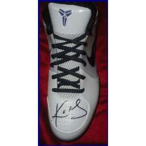  Kobe Bryant Autographed/Hand Signed Shoe Sports 