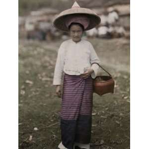 Khun Woman Wears Two Hats at the Market to Leave Her Hands Free 