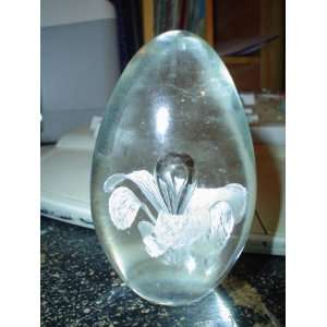    EGG SHAPED GLASS WITH WHITE LILY PAPER WEIGHT