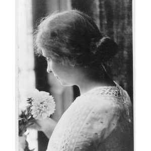 1912 photo Helen Keller, head and shoulders portrait, facing left 